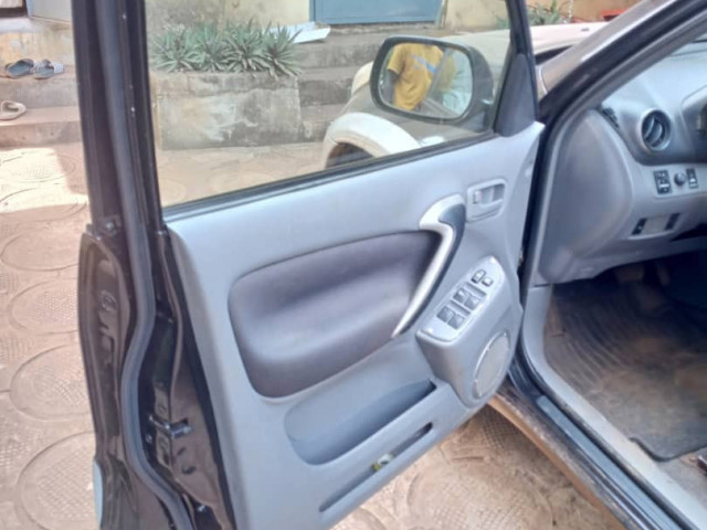 Toyota RAV4, Voitures, Conakry