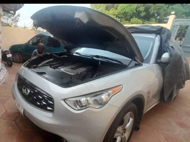 Infinity FX35, Voitures, Conakry