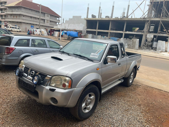Nissan Navara, Voitures, Conakry