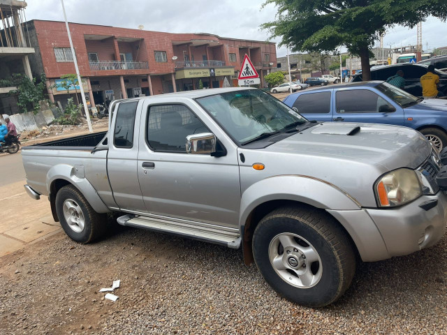 Nissan Navara, Voitures, Conakry