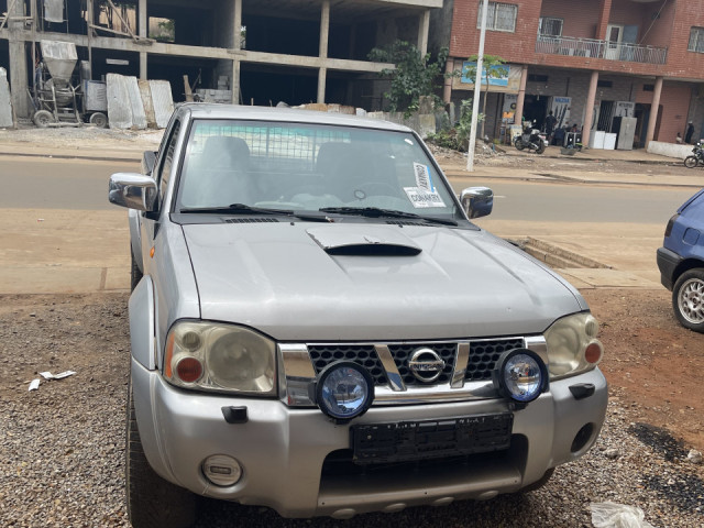 Nissan Navara, Voitures, Conakry
