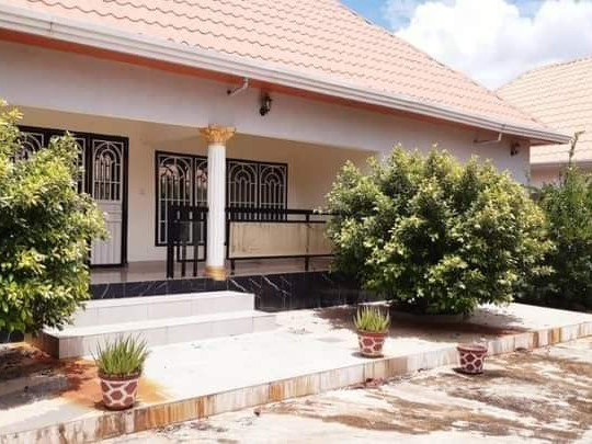 Bâtiment à Mangata, Locaux Commerciaux, Coyah
