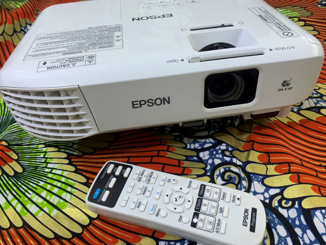 Projecteur EB-X05, Électroniques de Bureau, Conakry