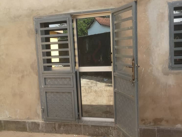 รcole ร Dapompa, Locaux Commerciaux, Conakry