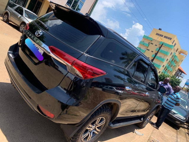 Toyota Fortuner, Voitures, Conakry