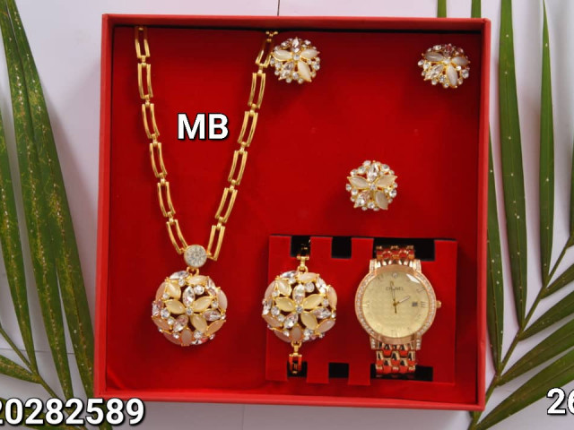 Différents Bijoux, Bijoux - Montres, Conakry