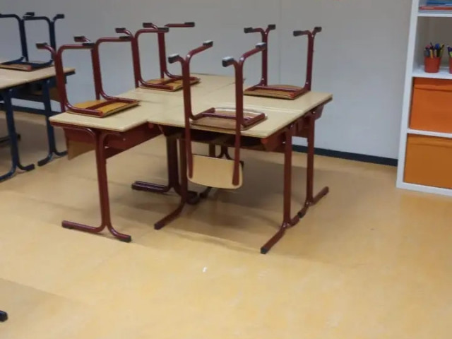 Différentes Bureaux avec Chaises, Tables - Chaises, Conakry