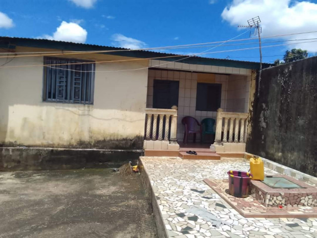 Maison à Cimenterie, Maisons, Conakry