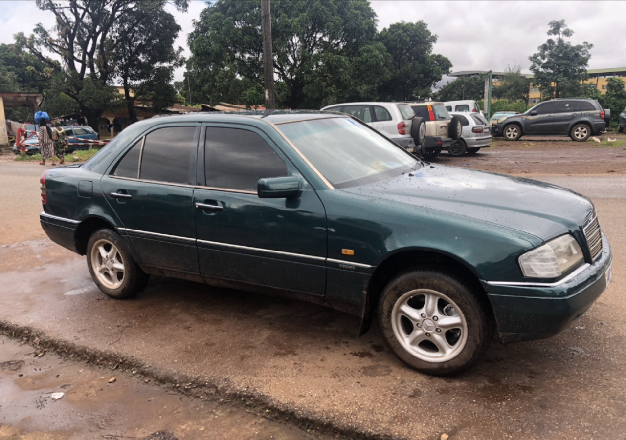 Mercedes-Benz Classe C, Voitures, Conakry