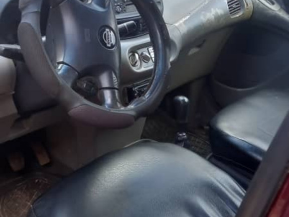 Nissan Almera Tino, Voitures, Conakry