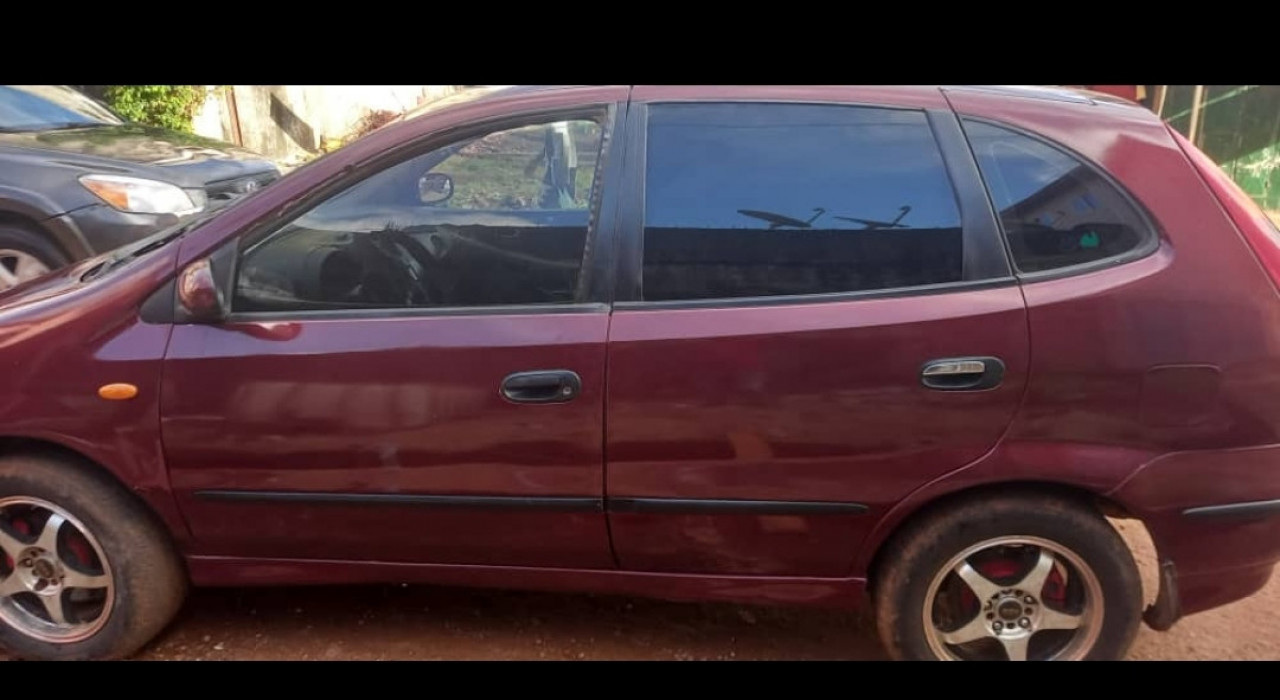 Nissan Almera Tino, Voitures, Conakry