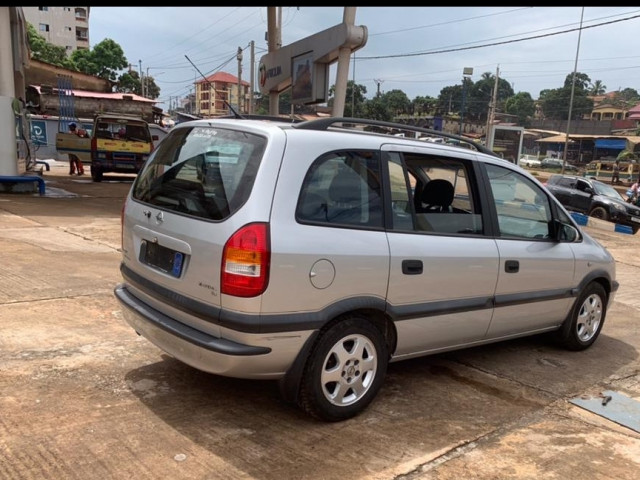 Opel Zafira, Voitures, Conakry