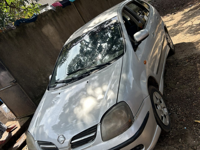 Nissan Almera Tino, Voitures, Conakry