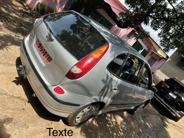 Nissan Almera Tino, Voitures, Conakry