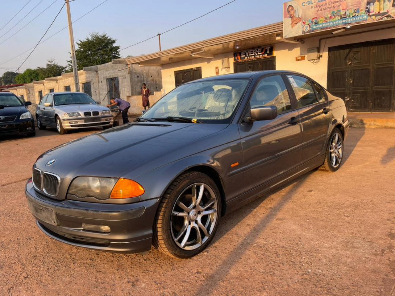 BMW  Serie 3, Voitures, Conakry