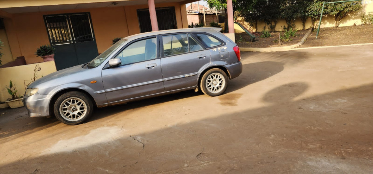 Mazda  323, Voitures, Conakry