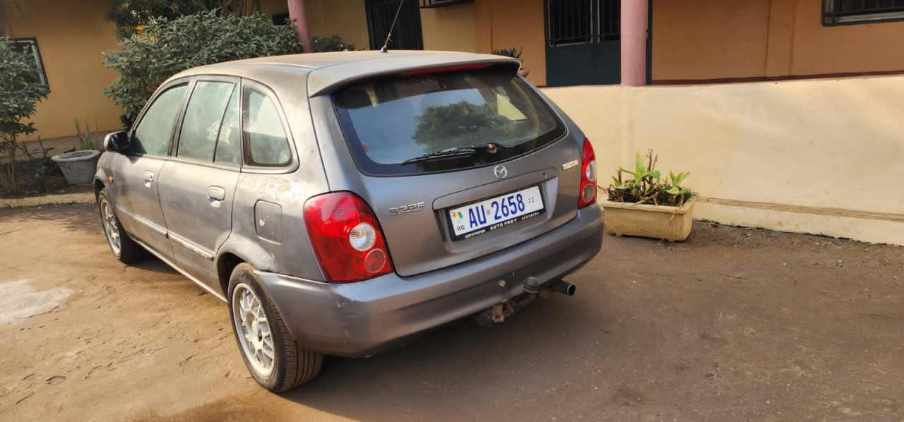 Mazda  323, Voitures, Conakry