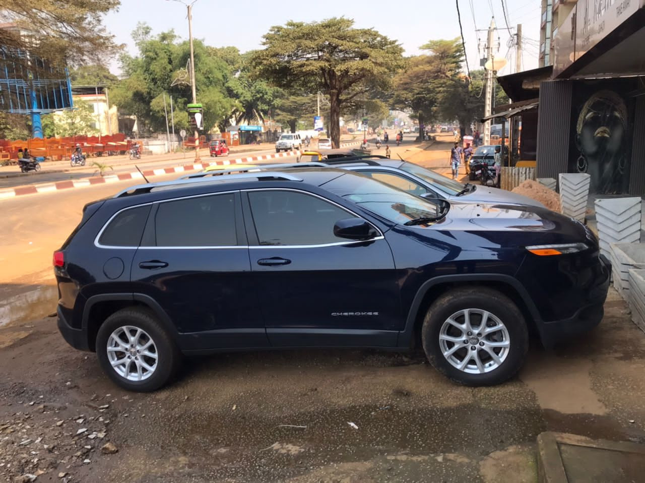 JEEP CHEROQUEE, Voitures, Conakry