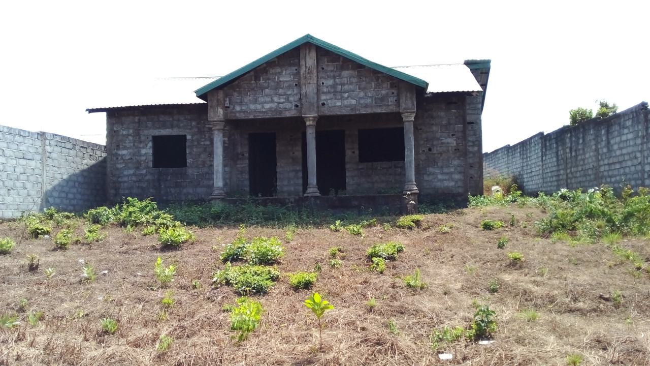 Vente maison a coyah centre doumbouyah, Maisons, Conakry