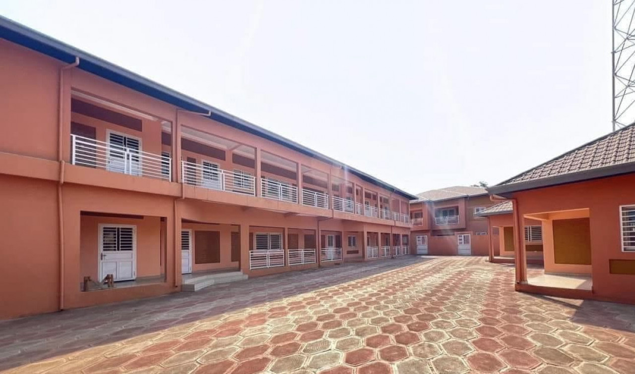 Location d’un grand complexe Bureau à COLEYAH, Maisons, Conakry