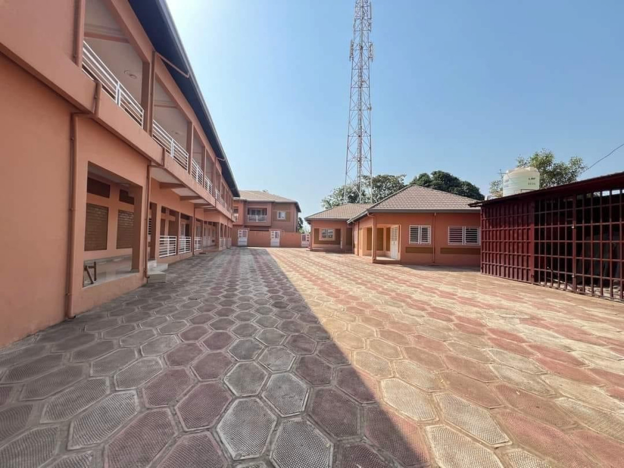 Location d’un grand complexe Bureau à COLEYAH, Maisons, Conakry