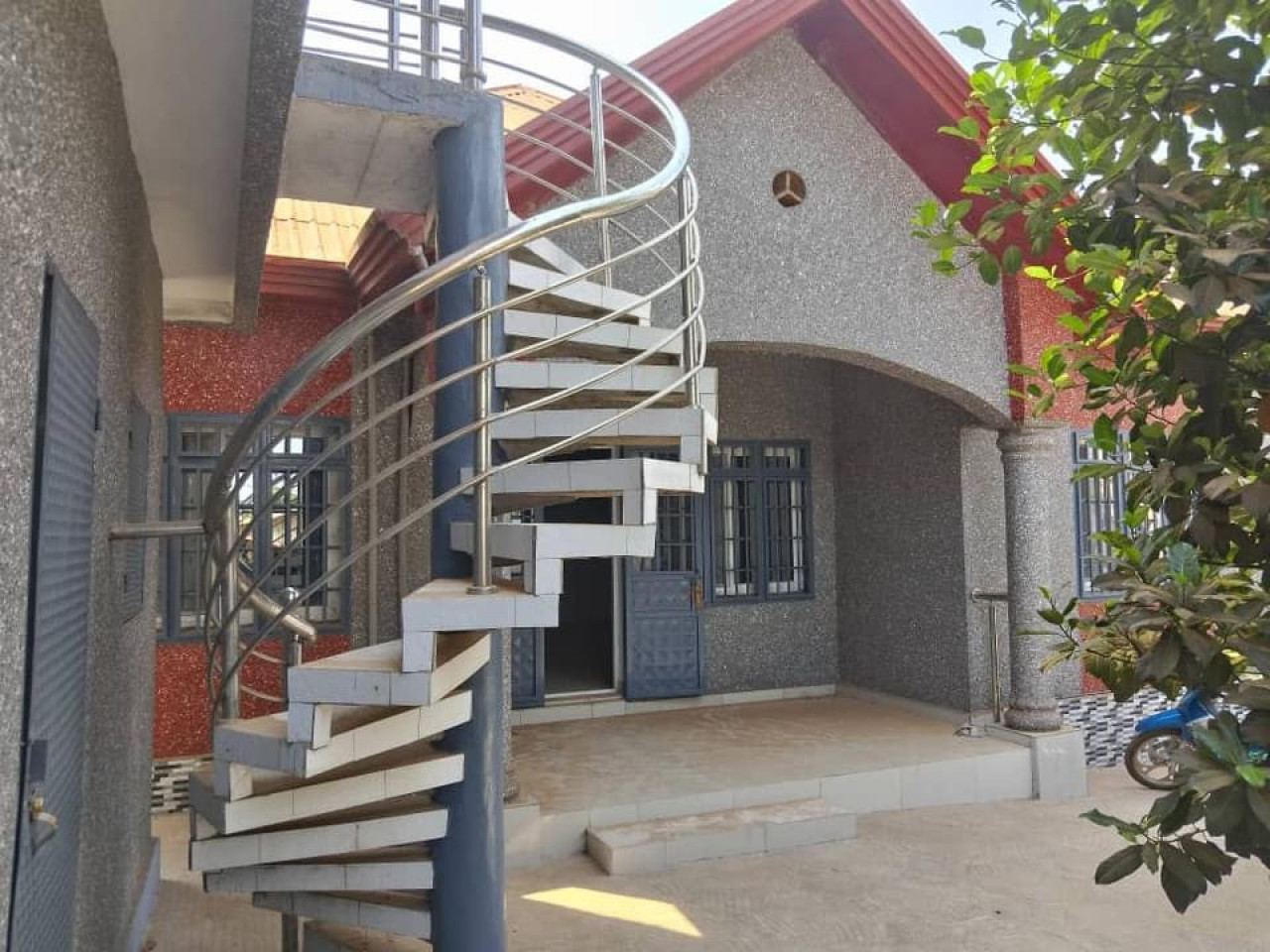 Ventre d’un Villa Ultra-moderne à Friguiadi Coyah, Maisons, Conakry