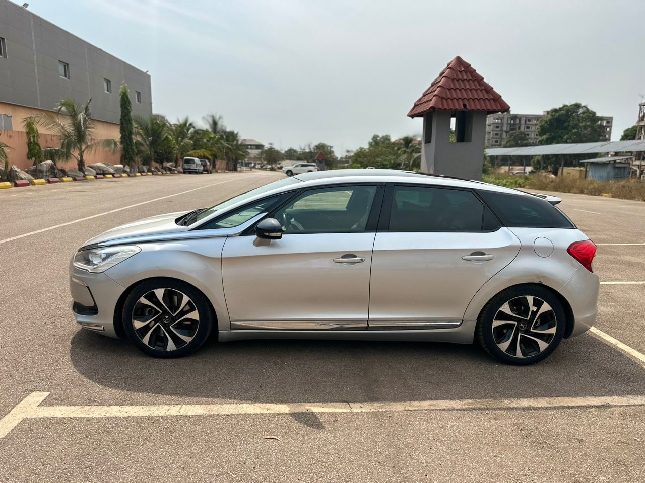 Citroën DS5, Voitures, Conakry