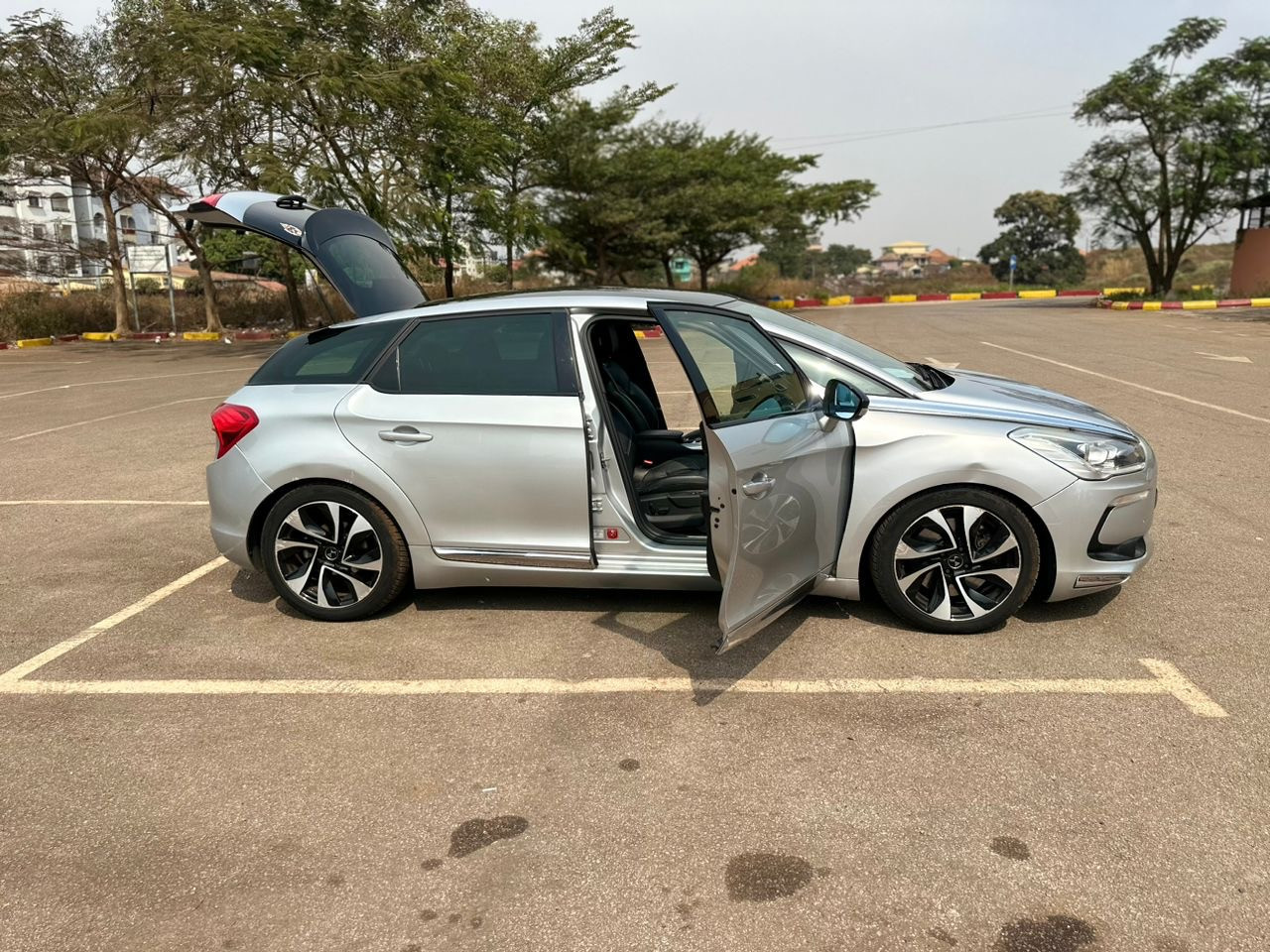 Citroën DS5, Voitures, Conakry