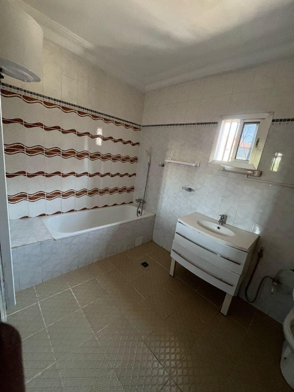 Location d’un #duplex  à Lambanyi, Maisons, Conakry