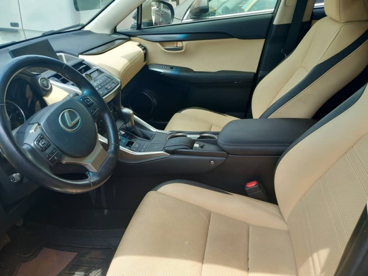 Lexus NX200t, Voitures, Conakry