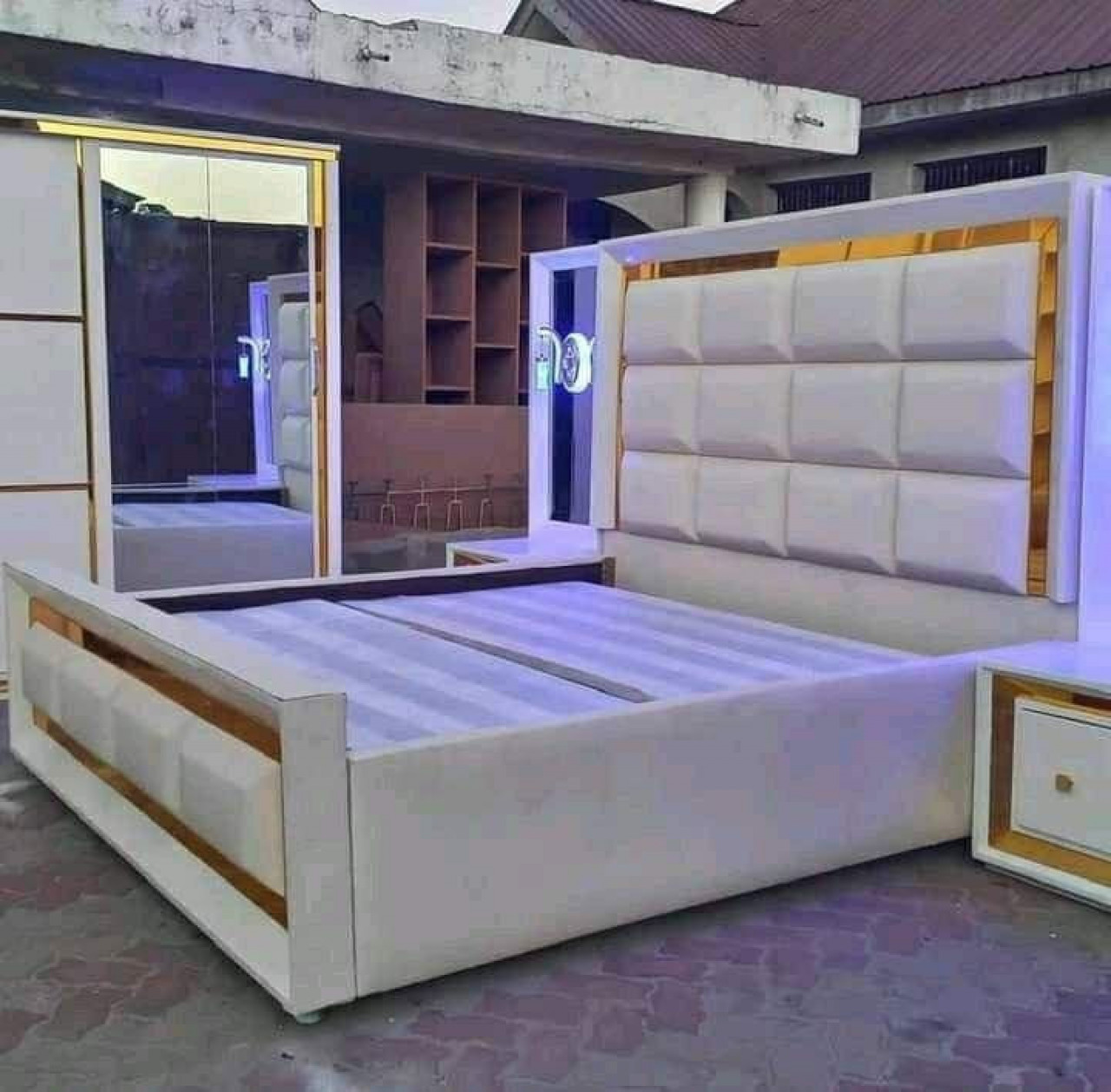 CHAMBRE MODERNE, Lits - Fauteuils, Conakry