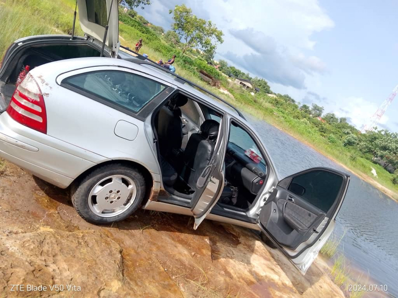 Mercedes phare 8, Voitures, Conakry