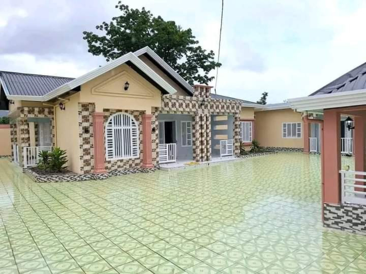 UNE VILLA A VENDRE A COYAH DOUMBOUYA, Maisons, Conakry