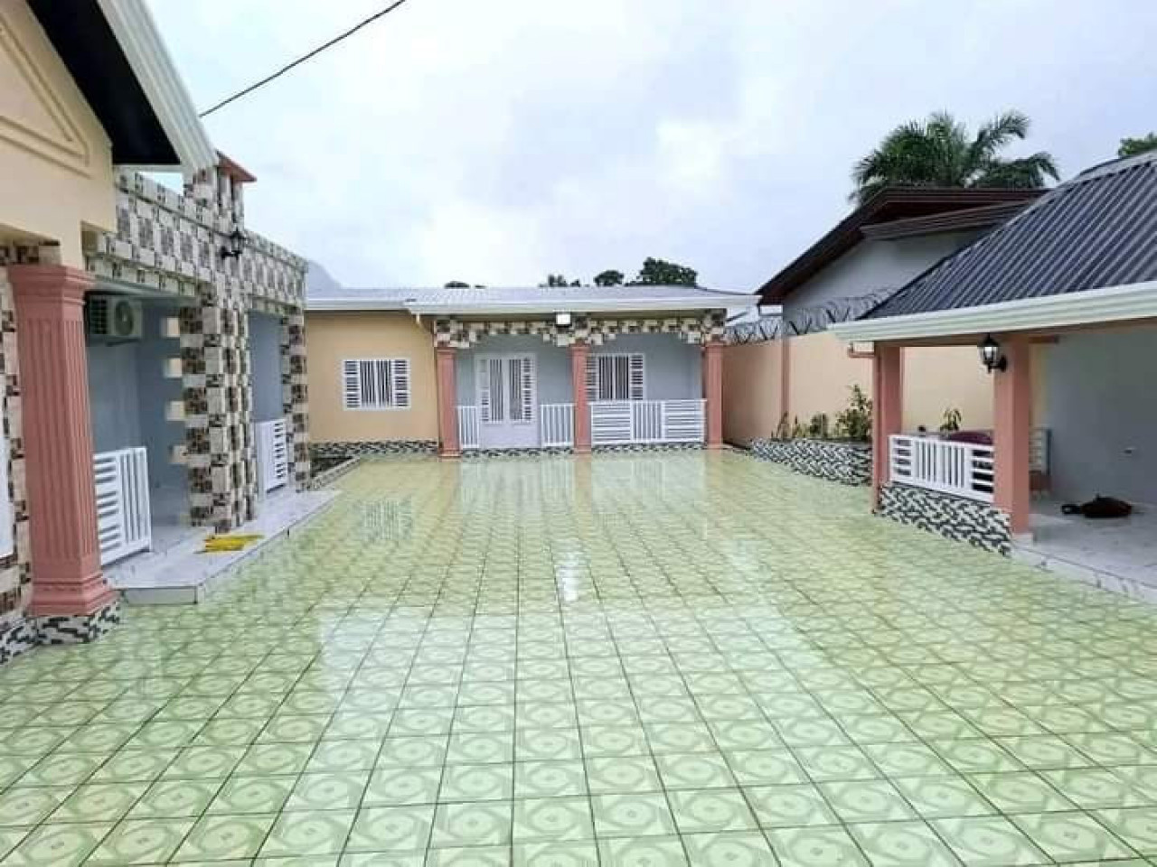 UNE VILLA A VENDRE A COYAH DOUMBOUYA, Maisons, Conakry