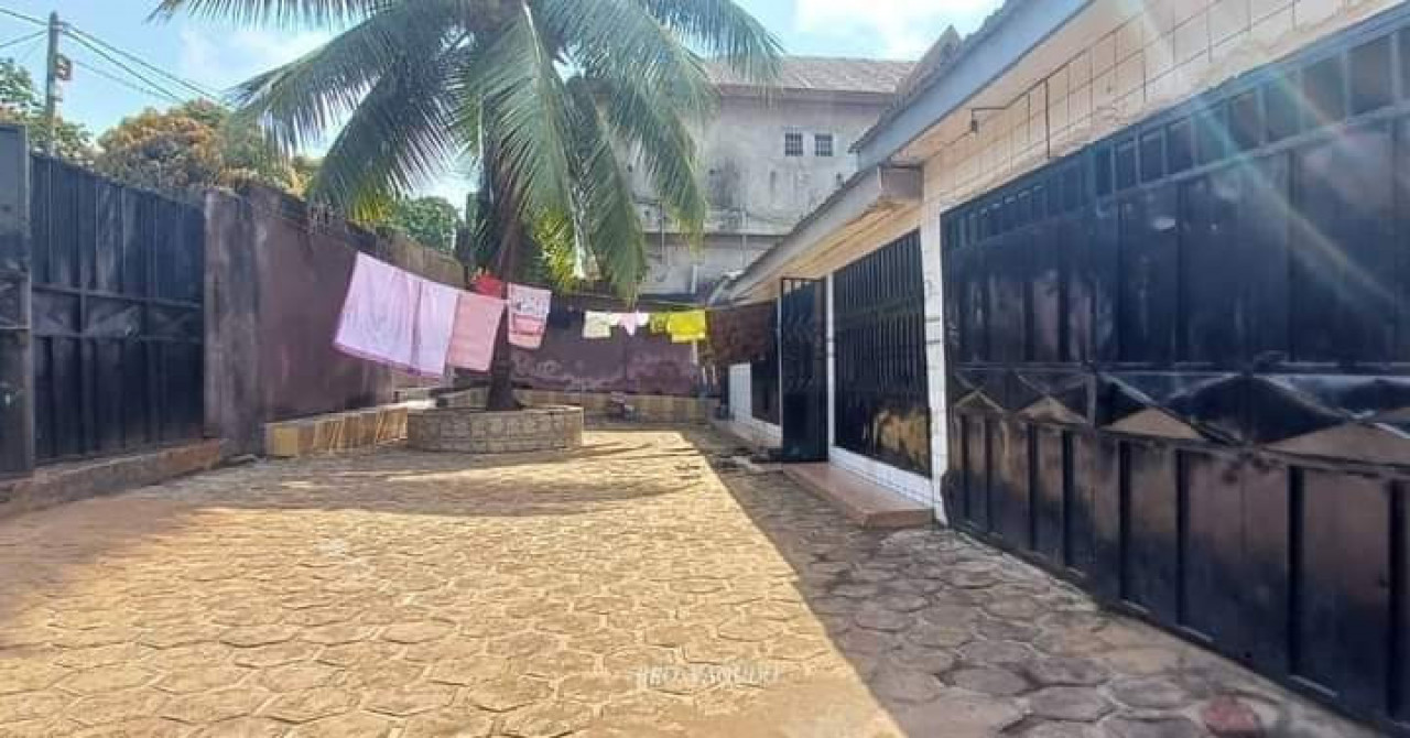 Une  maison et des annexes à vendre à Kobayah, Maisons, Conakry