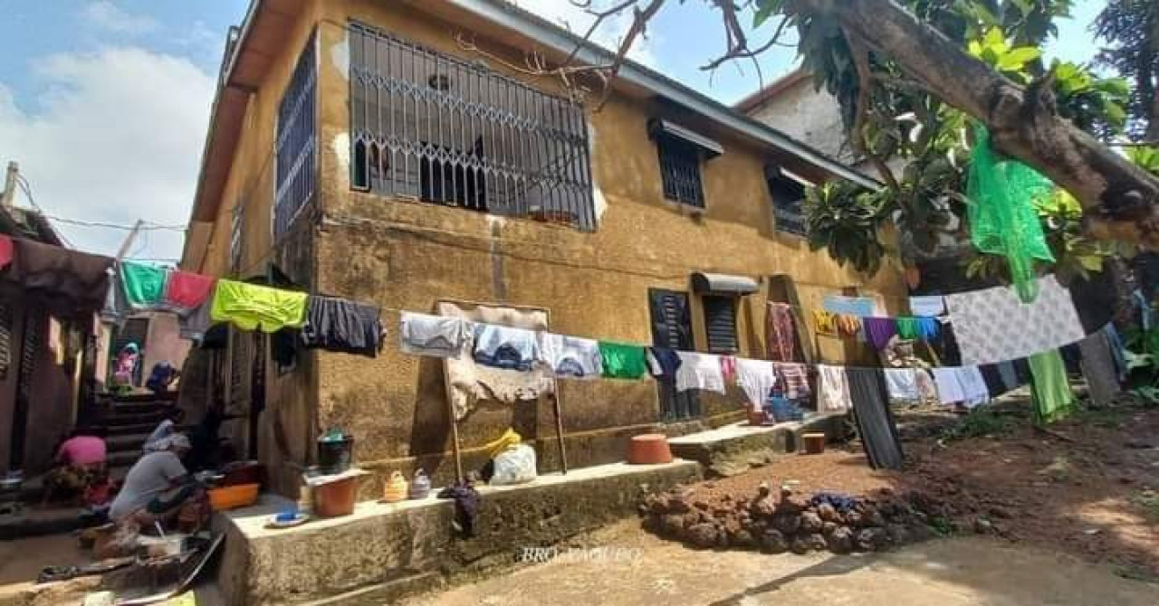 Une  maison et des annexes à vendre à Kobayah, Maisons, Conakry