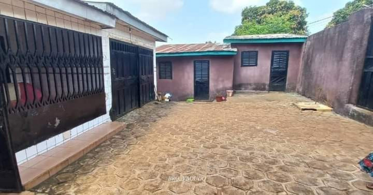 Une  maison et des annexes à vendre à Kobayah, Maisons, Conakry