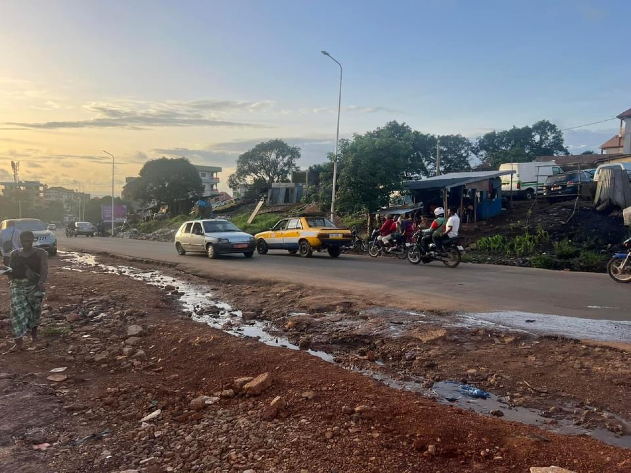 A_vendre_en_bordure_de_la_route_principaleLambanyi, Terrains, Conakry