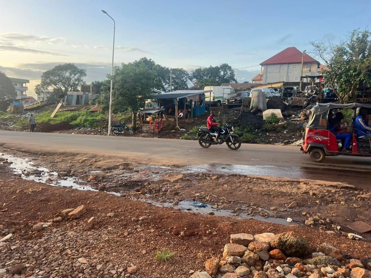 A_vendre_en_bordure_de_la_route_principaleLambanyi, Terrains, Conakry