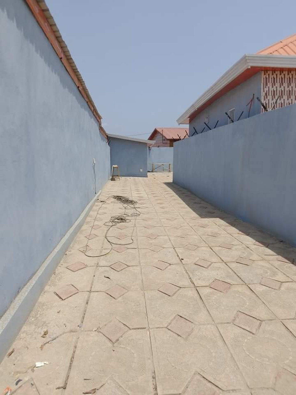 UNE MAISON A COYAH, Maisons, Conakry