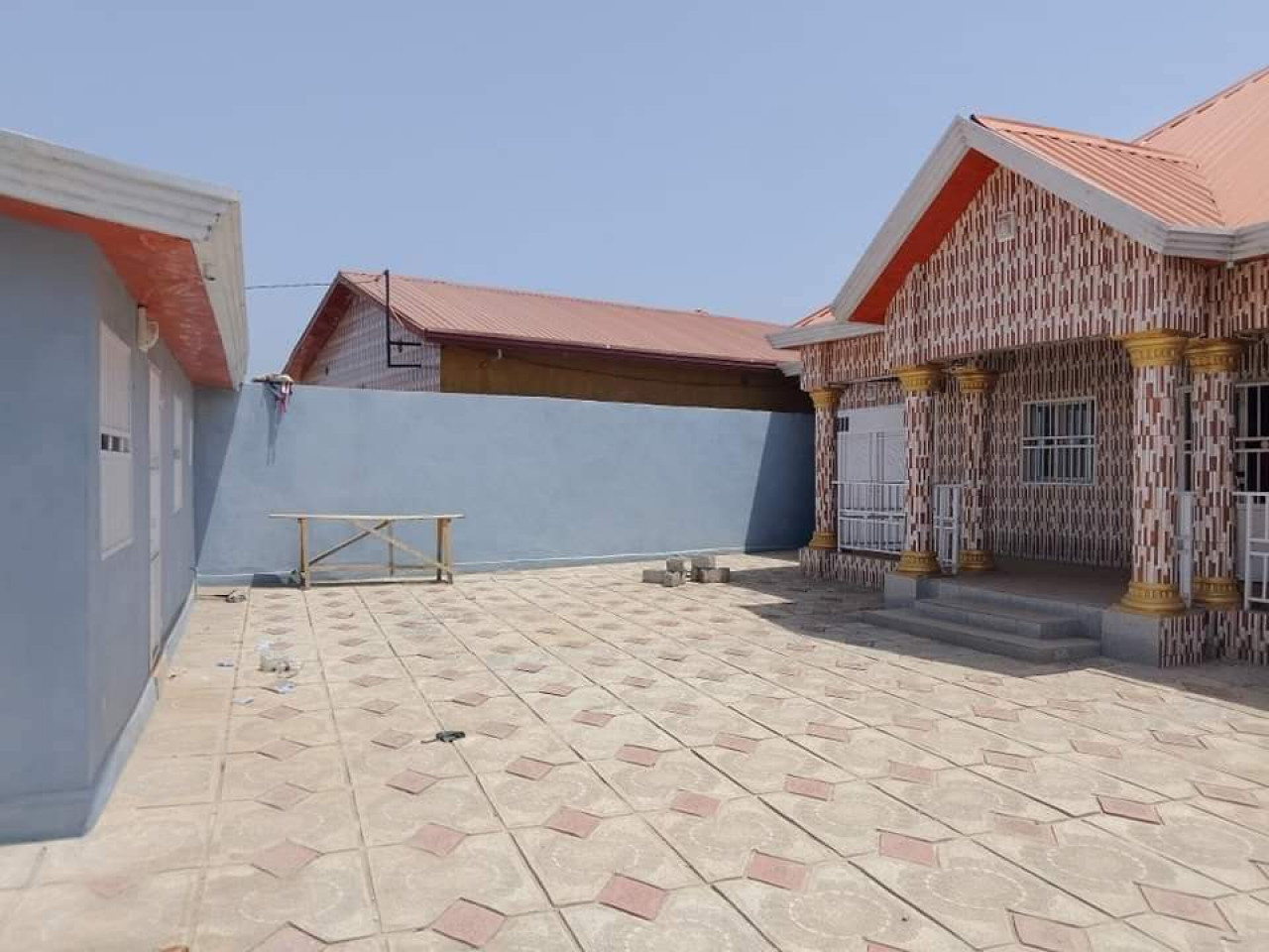 UNE MAISON A COYAH, Maisons, Conakry