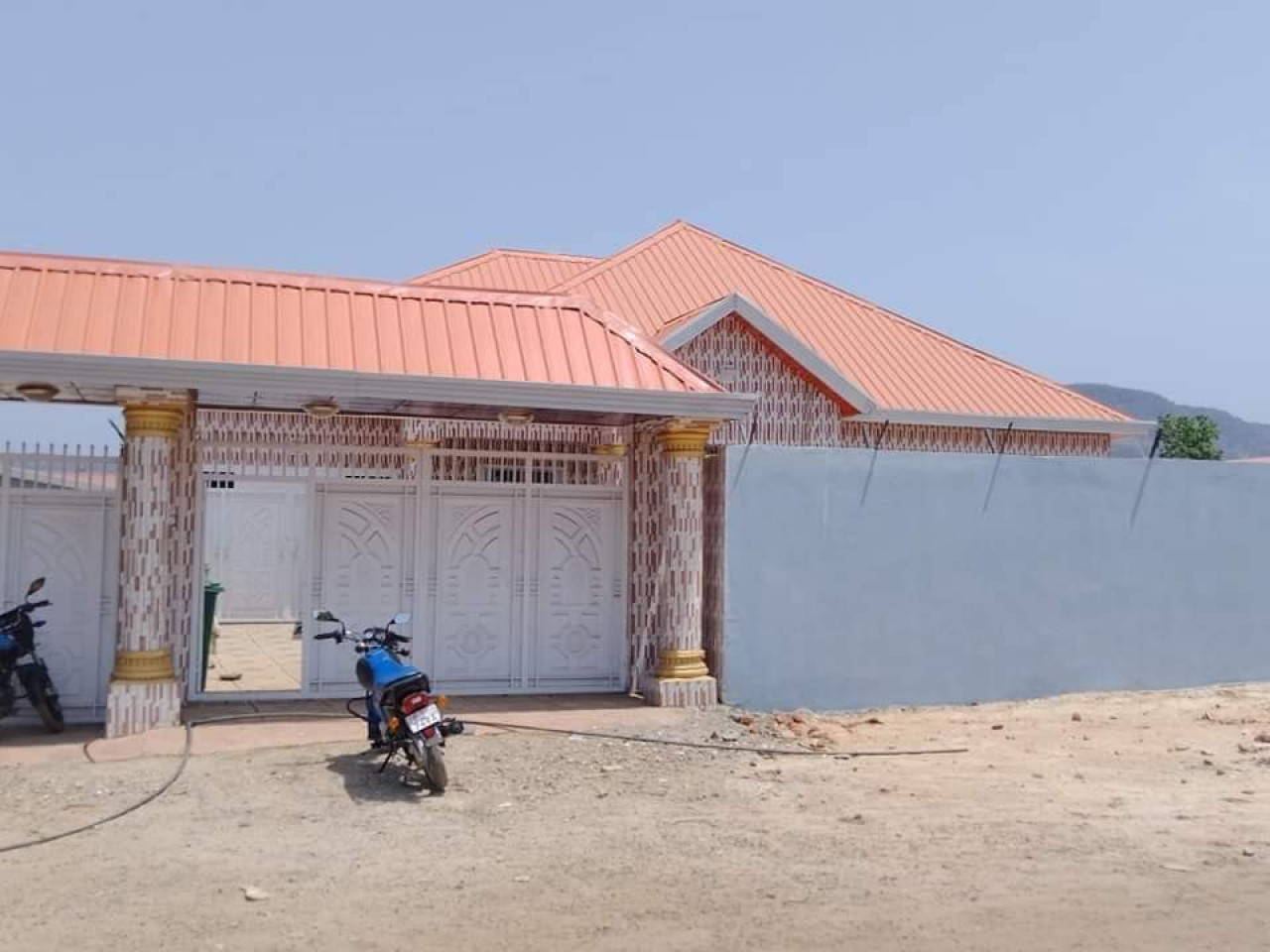 UNE MAISON A COYAH, Maisons, Conakry