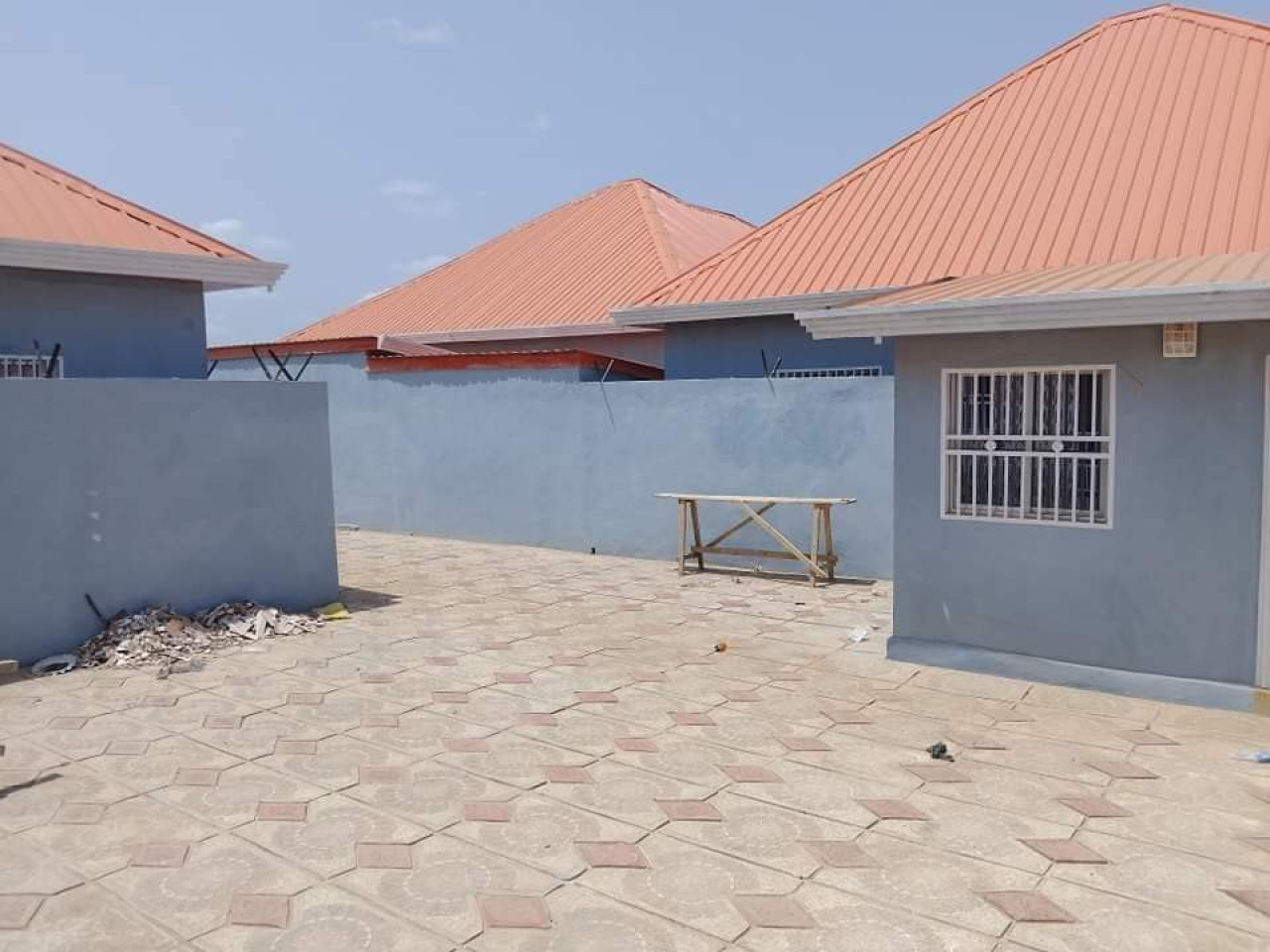 UNE MAISON A COYAH, Maisons, Conakry