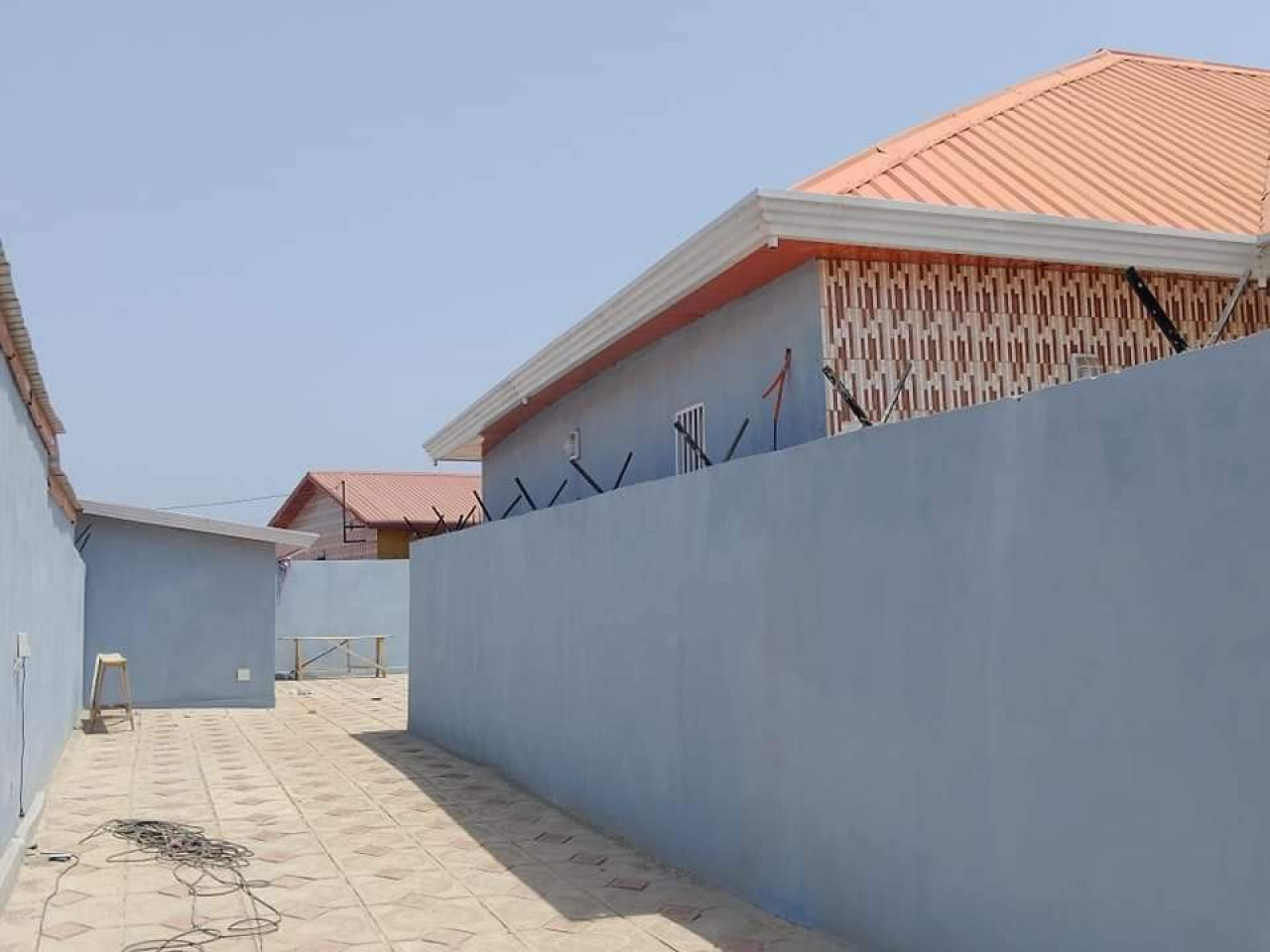 UNE MAISON A COYAH, Maisons, Conakry