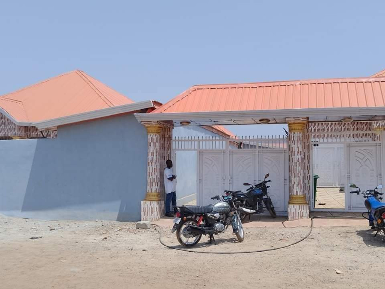 UNE MAISON A COYAH, Maisons, Conakry