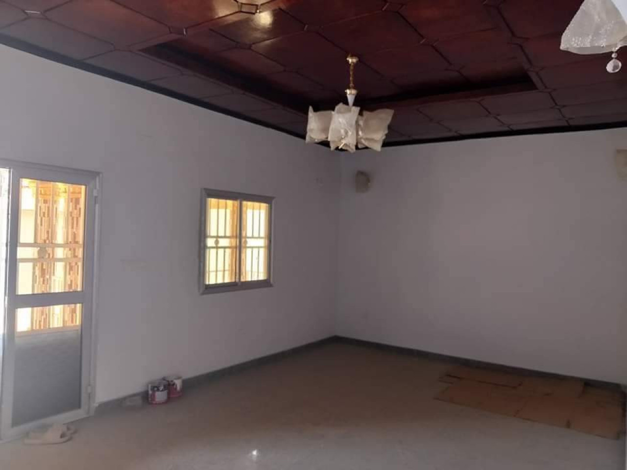 UNE MAISON A COYAH, Maisons, Conakry