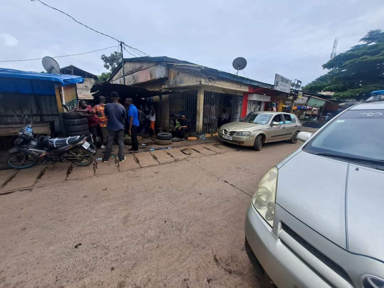 UNE DEMIE PARCELLE À VENDRE À GBESSIA AU BORD DE L'AUTO, Autres Immobiliers, Conakry