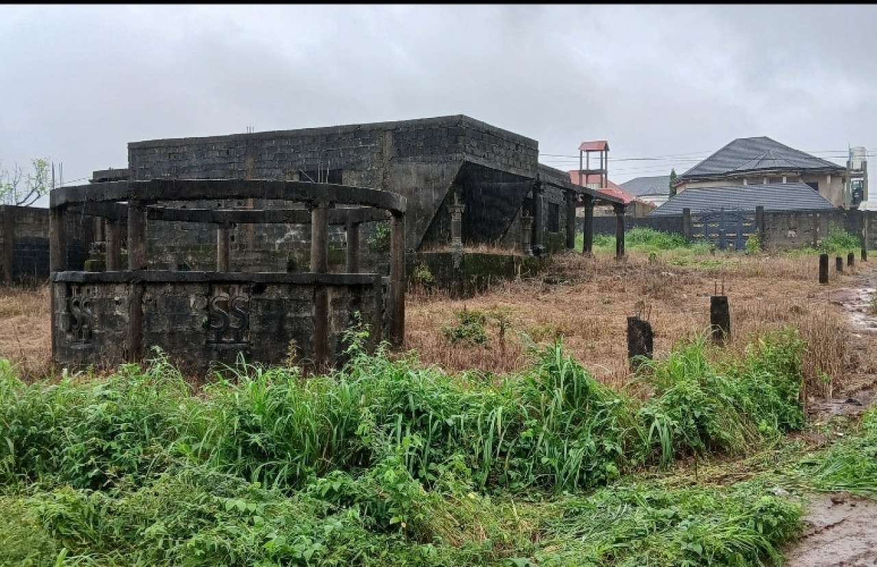 Maison inachevé a kagbelin grand moulin, Maisons, Conakry