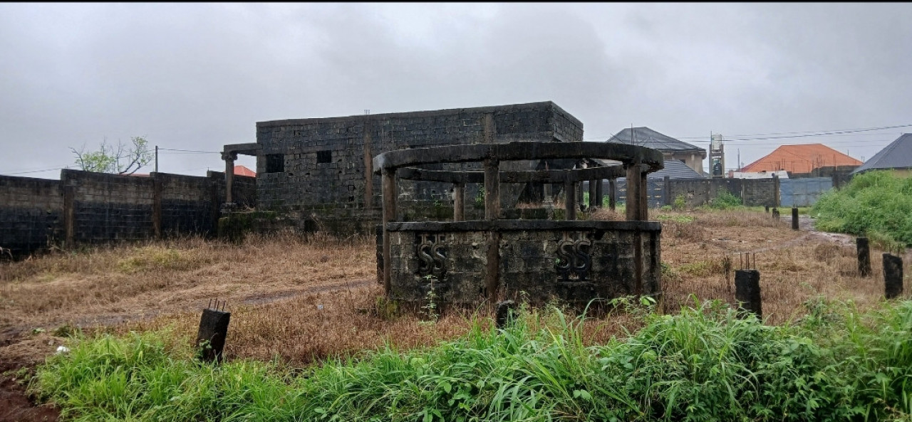 Maison inachevé a kagbelin grand moulin, Maisons, Conakry