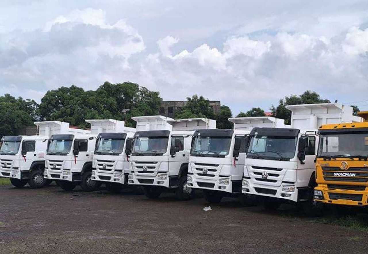 HOWO ET SCHACMAN, Camions - Autobus, Conakry